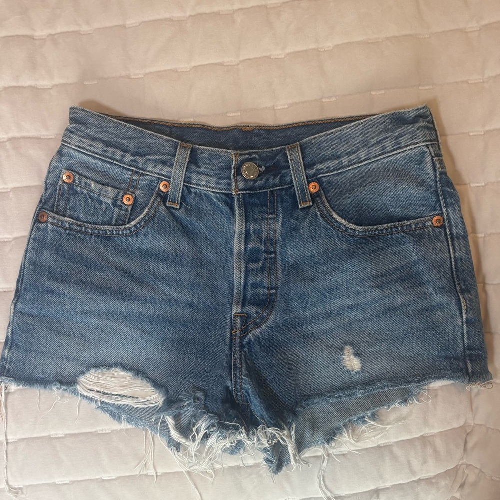 Women's Levi's shorts. Size 24w. Barely worn, like new!

Open to offers!